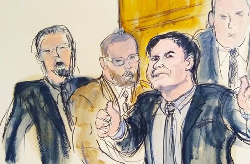Vom Gerichtszeichner festgehalten: El Chapo  (2.v.r) verlässt wild gestikulierend den Saal, begleitet von US-Marshalls. Foto: AP