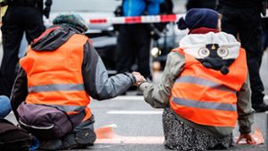 Zwei Klimaaktivisten haben sich am Münchner Stachus festgeklebt. Foto: dpa/Matthias Balk