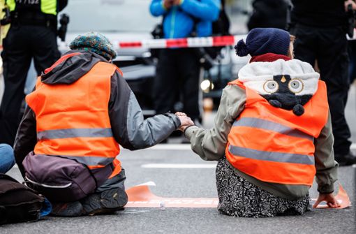 Zwei Klimaaktivisten haben sich am Münchner Stachus festgeklebt. Foto: dpa/Matthias Balk