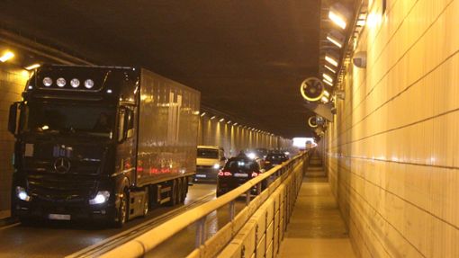 Wenn es nach dem BUND geht, dann sollten im Flughafentunnel überhaupt keine Autos mehr fahren. Foto: Caroline Holowiecki