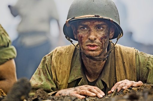 In Mel Gibsons Antikriegsfilm „Hacksaw Ridge“ verfolgt die Hauptfigur Desmond Doss (Andrew Garfield) fassungslos das allgemeine Töten. Foto: Verleih