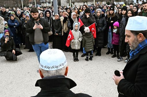 Gemeinsam beten und hoffen: in Kornwestheim versammeln sich am Samstag mehr als 300 Menschen bei einer Mahnwache für die Erdbebenopfer. Foto:  