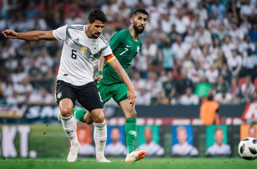 Voller Einsatz im letzten WM-Test: Sami Khedira gegen Saudi-Arabien Foto:  