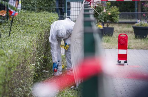 Eine Beamtin der Spurensicherung markiert Spuren den Tatort im Stadtteil Gonsenheim, wo ein Mann von der Polizei erschossen wurde. Foto: dpa/Frank Rumpenhorst