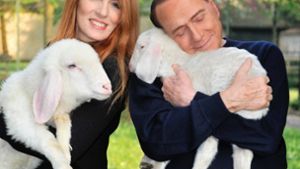 Der 80-jährige Silvio Berlusconi präsentiert mit der Tierrechtsaktivistin Michela Vittoria Brambilla Lämmer, die vor dem Schicksal als Osterbraten bewahrt wurden. Foto: Lega Italiana Difesa Animali e Ambiente