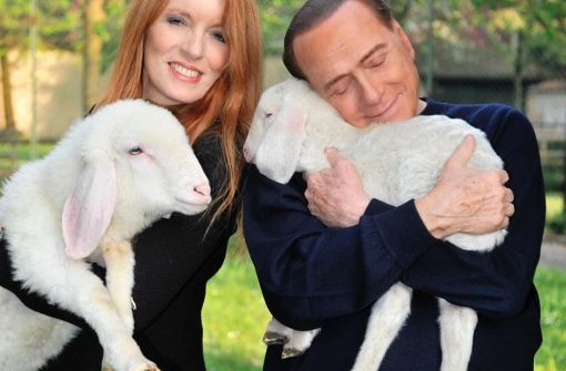 Der 80-jährige Silvio Berlusconi präsentiert mit der Tierrechtsaktivistin Michela Vittoria Brambilla Lämmer, die vor dem Schicksal als Osterbraten bewahrt wurden. Foto: Lega Italiana Difesa Animali e Ambiente