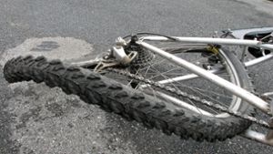 Nach einem Vorfahrtsfehler kollidierte ein Radfahrer mit einem Pkw und zog sich schwere Verletzungen zu (Symbolbild). Foto: Stock Adobe/Konstanze Gruber
