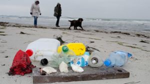 Plastikmüll am Meer. Der Umgang mit Plastik treibt auch Politiker in Deutschland um. Foto: dpa