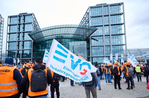 Die Deutsche Bahn hat der Gewerkschaft EVG am Dienstagabend ein erstes Angebot vorgelegt. (Archivbild) Foto: dpa/Annette Riedl