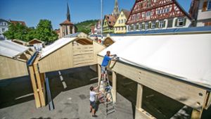Die Estival-Feststadt auf dem Marktplatz nimmt Gestalt an: Am Freitag startet die neue Esslinger Sommersause. Foto: Roberto Bulgrin