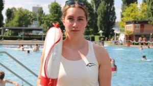 Die Stuttgarterin Lilli Büchle ist Rettungsschwimmerin im Inselbad Untertürkheim. Foto: Jonas Schöll
