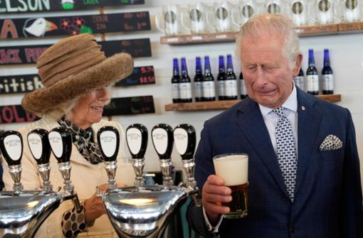 Prinz Charles und Herzogin Camilla beim Bier-Zapfen. Foto: AFP/PAUL CHIASSON