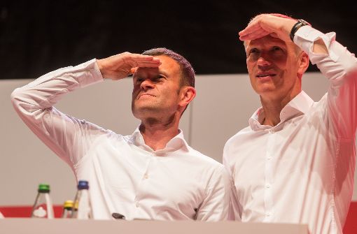 Jan Schindelmeiser (rechts, mit VfB-Marketingvorstand Jochen Röttgermann) braucht Weitblick. Foto: dpa
