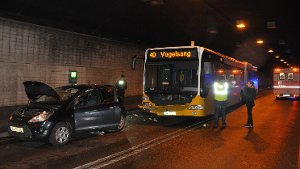 Bei einem Unfall mit einem Linienbus der SSB wurden zwei Menschen leicht verletzt Foto: Andreas Rosar Fotoagentur-Stuttgart