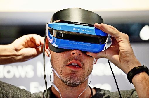 Bei Virtual Reality-Brillen sind alle Tech-Unternehmen dabei – auch Microsoft mit der Hololens. Foto: AP