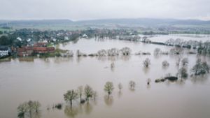 Wiesen und Felder werden vom Hochwasser der Weser überflutet. Foto: dpa/Ole Spata