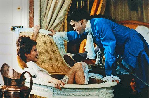 Annette Bening als Madame de Merteuil und Colin Firth als Valmont schätzen einander, weil sie gerne Intrigen spinnen –  aber sie wird  eifersüchtig auf seine Geliebte, Madame de Tourvel, und erklärt deshalb Valmont kurz nach dieser Szene den Krieg. Foto: Verleih