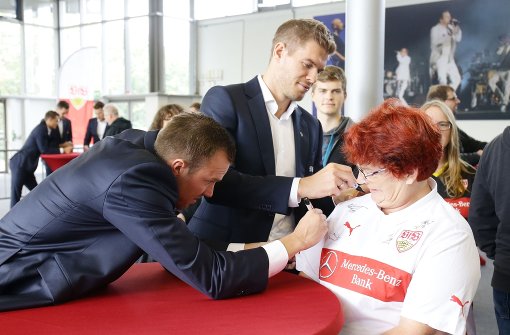Die VfB-Stars schreiben im Breuninger Autogramme für ihre Fans wie hier auf der VfB-Mitgliederversammlung. Foto: Sybolfoto/Pressefoto Baumann