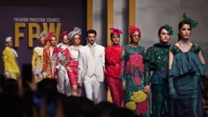 Am ersten Tag der Fashion Pakistan Week präsentierten sich die einheimischen Designer. Foto: AFP/RIZWAN TABASSUM