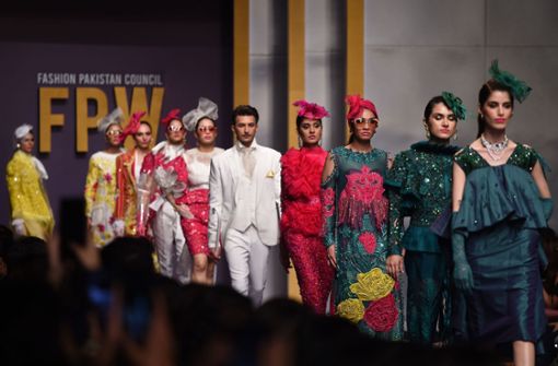Am ersten Tag der Fashion Pakistan Week präsentierten sich die einheimischen Designer. Foto: AFP/RIZWAN TABASSUM