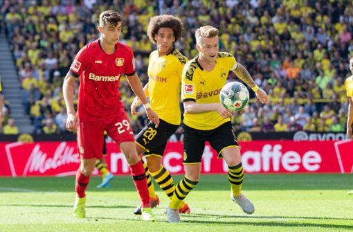 Marco Reus (rechts) von Borussia Dortmund zischt Leverkusens Kai Havertz (links) mit dem Ball davon. Foto: dpa/Marcel Kusch