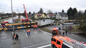 Bei einem Unfall in Karlsruhe wurden mehrere Menschen schwer verletzt. Foto: dpa