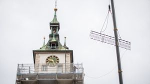 Das Geländer des Stadtkirchenturms wurde am Montag mit  Hilfe eines riesigen Krans  abgebaut. Foto: Lichtgut/Christoph Schmidt