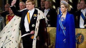In Hermelin und königsblau: König Willem-Alexander und Königin Máxima der Niederlande beim Amtseid in der Nieuwe Kerk in Amsterdam. Foto: dpa
