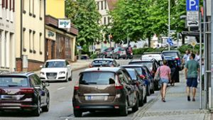 Die Parkplätze an der Hindenburgstraße sollen bald einem Radweg weichen. Foto: factum/Weise
