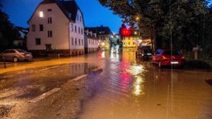 In der Gemeinde Altbach lief der  namensgebende Altbach  über seine Ufer und überflutete verschiedene Straßen. Foto: SDMG