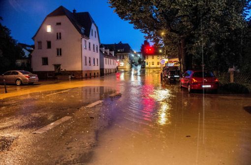 In der Gemeinde Altbach lief der  namensgebende Altbach  über seine Ufer und überflutete verschiedene Straßen. Foto: SDMG