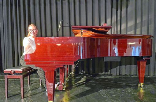 Manchmal begleitet sich Jenny Grace Hohlbauch auch selber am Piano. Foto: privat