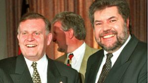 Erwin Teufel (links) und Kurt Beck, die Ministerpräsidenten von Baden-Württemberg und Rheinland-Pfalz, unterzeichnen Ende Mai 1997  die Staatsverträge über den neuen Südwestrundfunk. Foto: privat