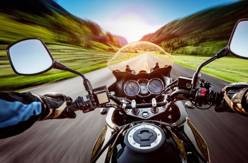 Bei gutem Wetter sind viele Motorradfahrer unterwegs – vor allem im Schwarzwald oder auf der Alb. Foto: Adobe/Andrey Armyagov