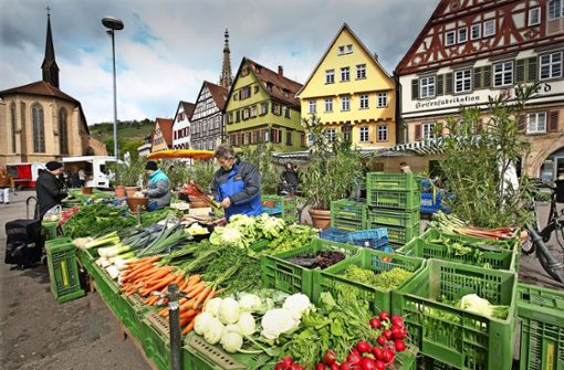 Der Esslinger Wochenmarkt hat eine Tradition bis ins Jahr 866. Bei Wind und Wetter stehen die  Händler am Marktplatz und bieten Lebensmittel an. Foto: Horst Rudel