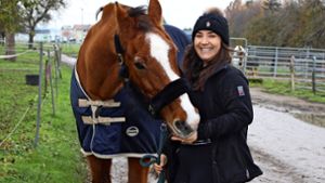 Ihre Liebe zu Pferden hat der schwere Unfall im September nicht geschmälert: Melanie Esnaf mit ihrem Hengst Celanto. Foto: Caroline Holowiecki