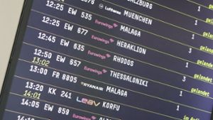 Eine Anzeigetafel am Flughafen Köln/Bonn verweist auf einen Eurowings-Flug aus Rhodos, der gelandet ist. Fast 20 000 Menschen sind auf Rhodos auf der Flucht vor schweren Waldbränden, darunter zahlreiche Touristen. Foto: dpa/Sascha Thelen