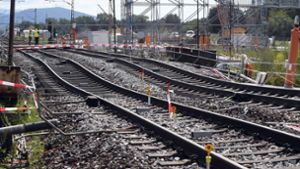 Am 12. August sind die Schienen der Neubaustrecke zwischen Basel und Karlsruhe abgesackt. Im Zuge der Reparaturarbeiten wird eine 120 Meter lange Betonplatte unter den Schienen gegossen. Foto: dpa