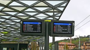 Am Streiktag mussten die Fahrgäste teilweise erhebliche Wartezeiten bis zu einer Stunde am Esslinger Busbahnhof in Kauf nehmen. Foto: Roberto Bulgrin