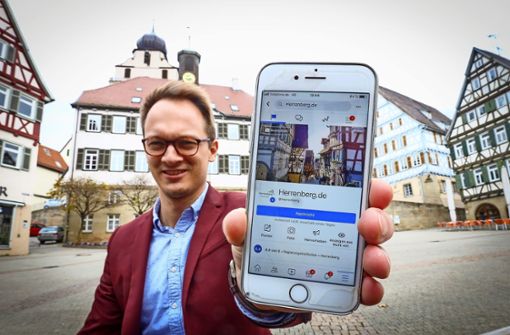 Die Nummer eins im Kreis: Nicolai Reith von der Stadt Herrenberg zeigt den neuen Instagram-Auftritt der Stadt. Foto: factum/Simon Granville
