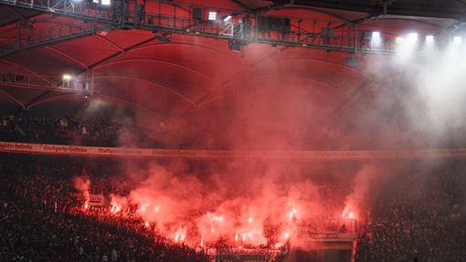 Beim Spiel am Samstag zwischen VfB Stuttgart und FC Augsburg zündeten Augsburg-Fans Pyrotechnik im Stadion an. Foto: dpa/Tom Weller