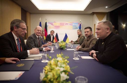 Bundeskanzler Olaf Scholz (links Mitte) und der ukrainischen Präsidenten Wolodymyr Selenskyj (rechts Mitte) beim letzten G7-Treffen im japanischen  Hiroshima (Archivfoto). Foto: IMAGO/ZUMA Wire/IMAGO/Pool /Ukrainian Presidentia