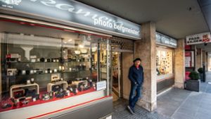 Antonino Zambito von Foto-Bergmeister darf sein Geschäft als Dienstleister geöffnet lassen. Will Kundschaft ist nicht unterwegs. Foto: Lichtgut/Leif Piechowski