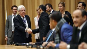 Die Friedensgespräche in Schweden haben begonnen: Martin Griffiths (2.v.l), UN-Sondergesandter für den Jemen, gibt einem Delegierten aus dem Jemen die Hand während der Eröffnungspressekonferenz der Jemen-Gespräche im Schloss Johannesberg. Foto: AP