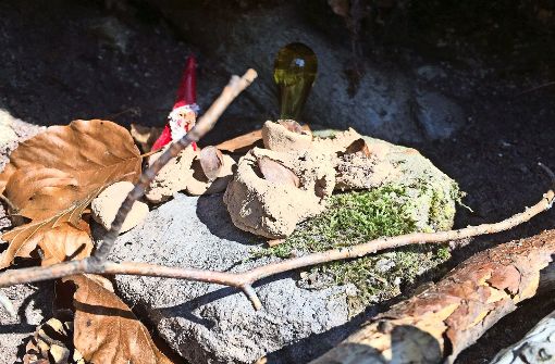 Aus der Höhle grüßt ein Miniweihnachtsmann. Foto: Decksmann