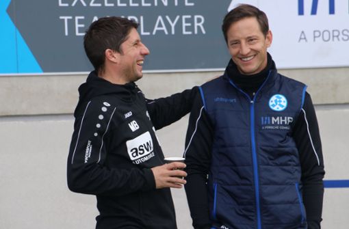 Zwei Trainer, die sich gut verstehen:  Ramon Gehrmann (re.) von den Stuttgarter Kickers und Marcel Busch von der Neckarsulmer Sport-Union. Foto: Ingo Doberstein