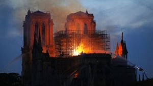In der weltberühmten Kathedrale Notre-Dame in Paris ist ein Feuer ausgebrochen. Foto: AP