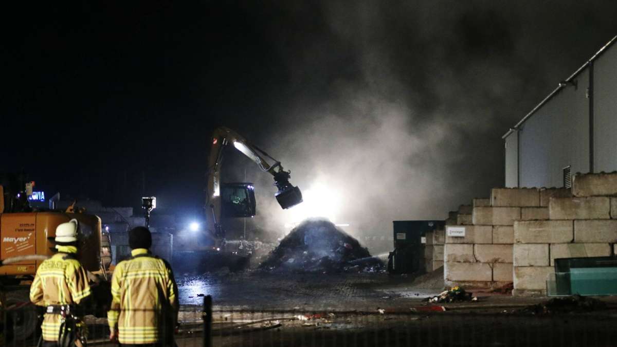 Entsorgungszentrum in Kirchheim am Neckar: Halle  steht in Flammen – 500.000 Euro Schaden