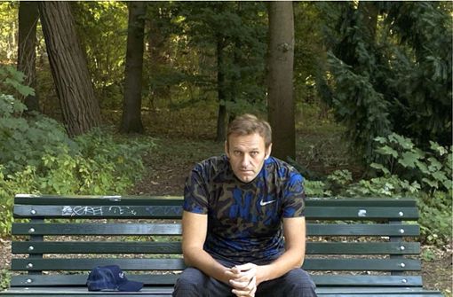 Dieses Foto, das der russische Oppositionsführer am Mittwoch, 23. September 2020 auf seinem Instagram-Account veröffentlicht hat, zeigt Alexej Nawalny auf einer Parkbank sitzen (Archivbild). Foto: dpa/Uncredited