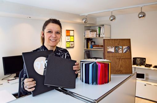 Britta Zapletal zeigt aufwendigeEinbände und Materialien, die typisch fürs Buchbinderhandwerk sind. Foto: Ines Rudel